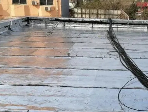 都兰卫生间漏水维修公司分享下都兰屋面楼顶防水刚性防水层施工要点。